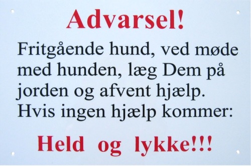 Advarselsskilt: Fritgående hund...Held og Lykke. Måler 20 x 30 cm