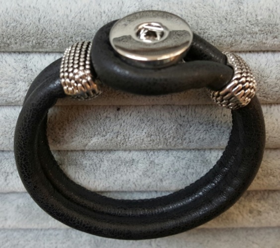 Basic Nature  armbånd i glat sort læderlook til Snap knap. SPAR 50,- 