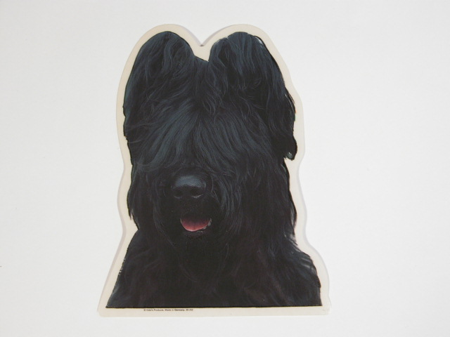 Briard, hv. sort, kuperet. Vælg: klistermærke, nøglering, broche, slipsenål, mm.