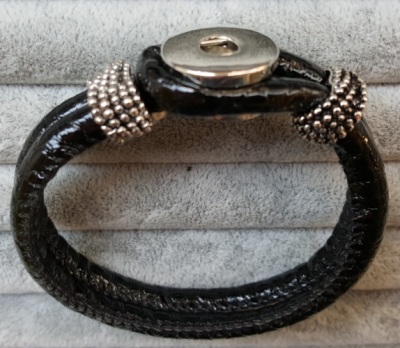 High Shine armbånd i lak-look til Snap knap. Sort. Måler ca. 21 cm. SPAR 50,- 