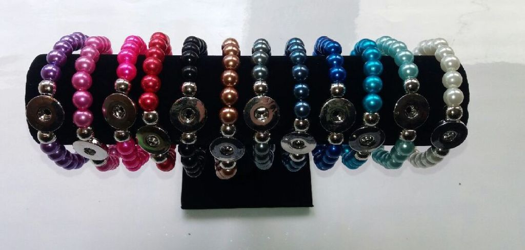 Pearl armbånd til Snap knap. Large. Indvendigt mål ca. 21 cm, men elastisk.